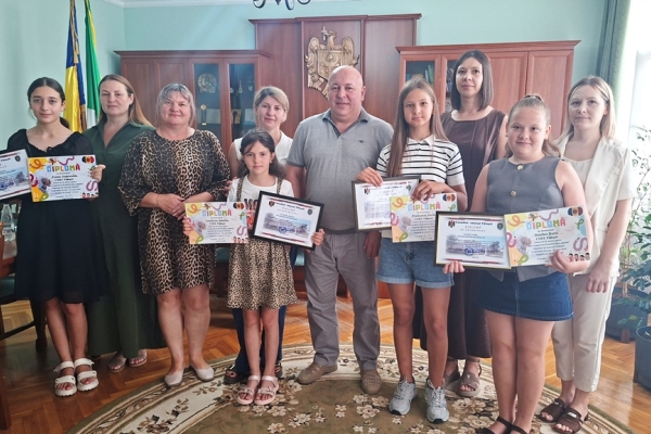 Copii membrilor de sindicat participanți ai concursului de desene „Copilărie dulce păpădie