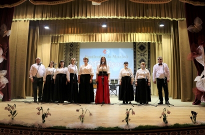 „Fir alb-roșu țesut din cântec și joc”  