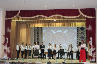 „Fir alb-roșu țesut din cântec și joc”  