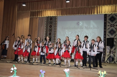 „Fir alb-roșu țesut din cântec și joc”  