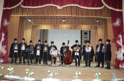 „Fir alb-roșu țesut din cântec și joc”  