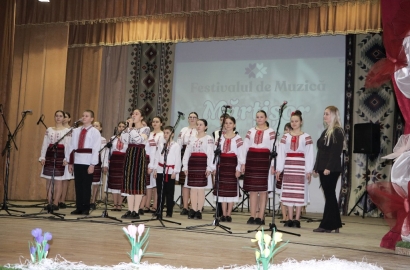 „Fir alb-roșu țesut din cântec și joc”  