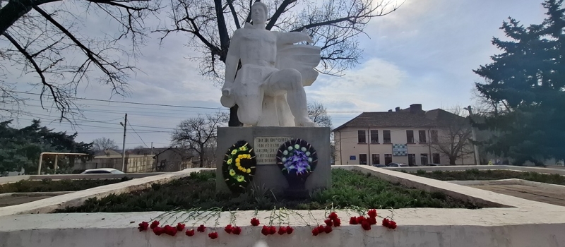 Depuneri de flori la monumentul “Eroului Necunoscut”