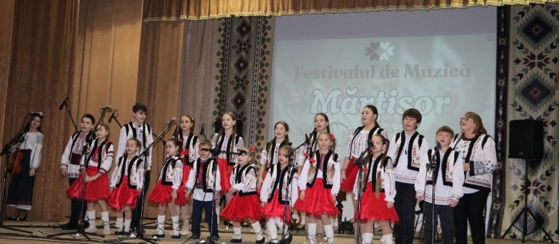 „Fir alb-roșu țesut din cântec și joc”  