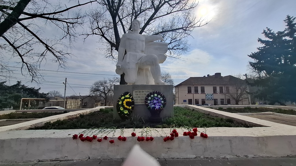 Depuneri de flori la monumentul “Eroului Necunoscut”