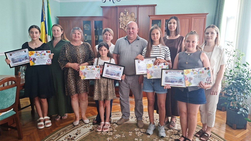 Copii membrilor de sindicat participanți ai concursului de desene „Copilărie dulce păpădie